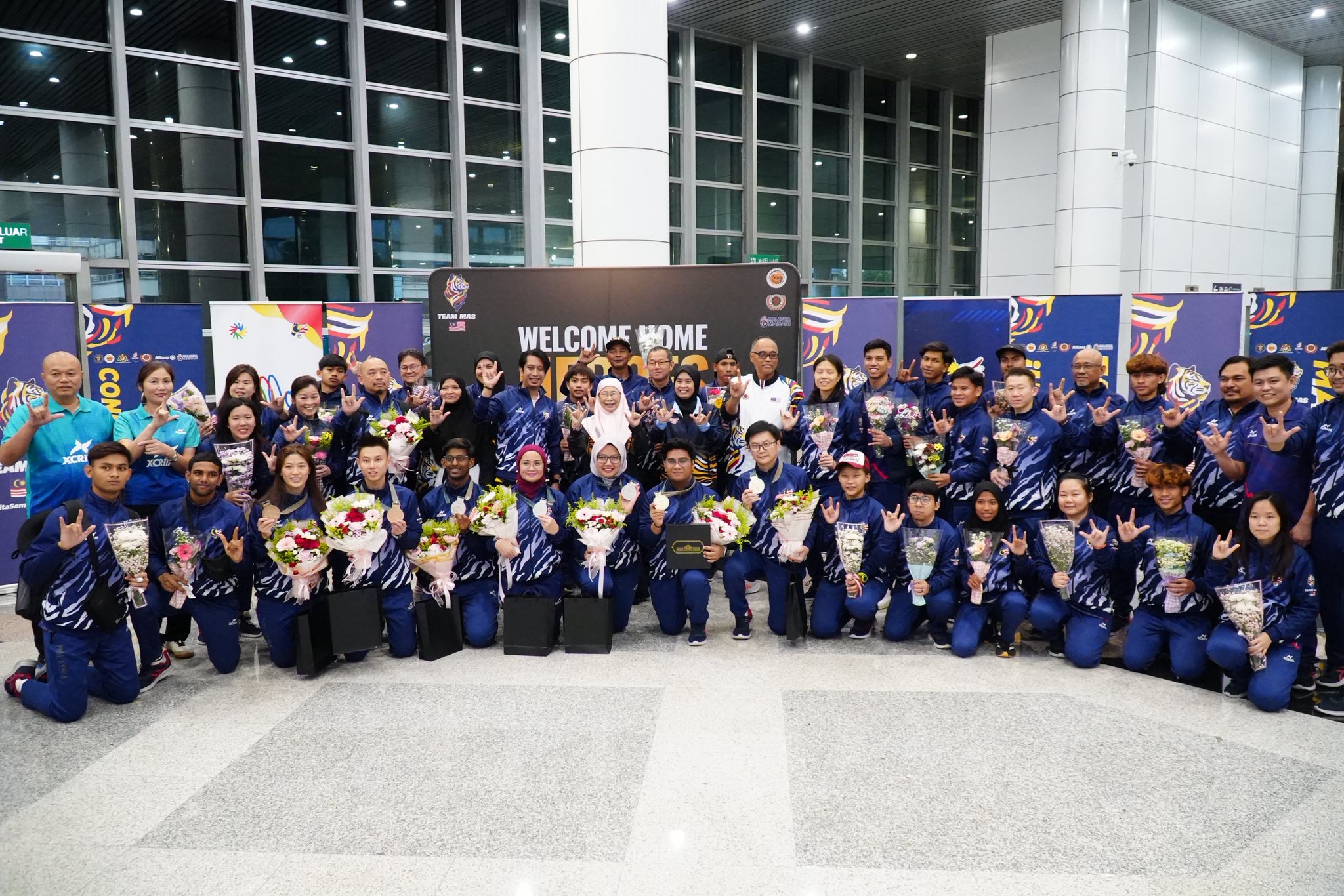 Kontijen Malaysia Deaflympics 2025 bergambar Bersama Dato’ Seri Dr. Wan Azizah Wan Ismail diiringi YB Adam Adli, Timbalan Menteri Belia dan Sukan serta YBrs. Pn. Azura Abidin, Ketua Pengarah Jabatan Belia dan Sukan Negara (JBSN). 