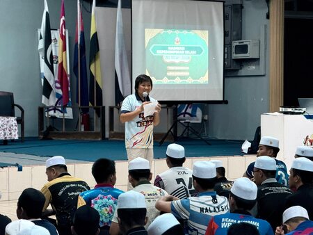 PEGAWAI RAKAN MUDA MENYANTUNI PELAJAR SMA MAIWP W.P. LABUAN SEMPENA PROGRAM NADWAH KEPIMPINAN ANJURAN SEKOLAH TERSEBUT.