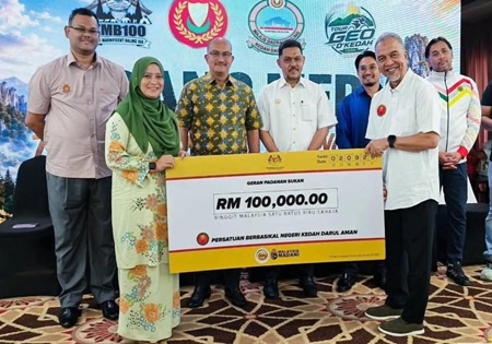 MAJLIS PENYAMPAIAN CEK CURA GERAN PADANAN SUKAN KEPADA PERSATUAN BERBASIKAL NEGERI KEDAH
