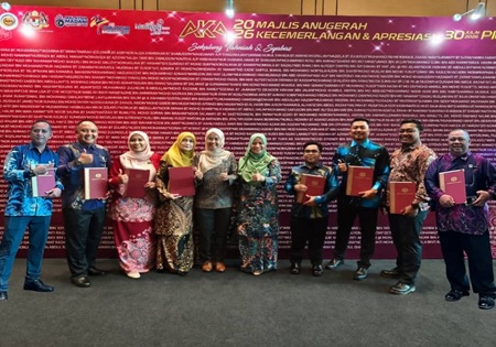 TAHNIAH KEPADA PENERIMA ANUGERAH PEKERJA CEMERLANG