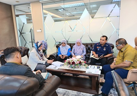 KUNJUNG HORMAT PENGARAH JBSNK KEPADA PENGARAH ICU KEDAH