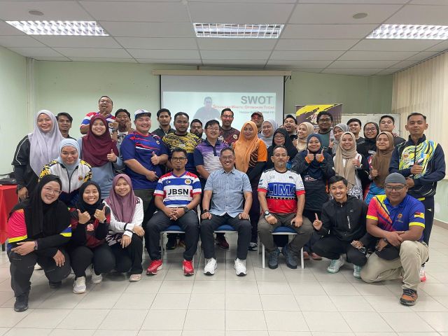 Pengarah APBMPD Bersama Pegawai Skim S Di Kursus Pembinaan Pasukan (APBM Youth Dynamic Team)