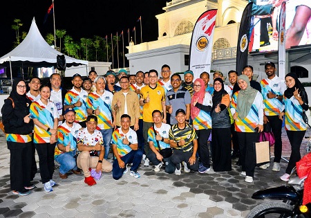 YB MENTERI BELIA DAN SUKAN SANTUNI BELIA JOHOR BERSEMPENA DENGAN PROGRAM TAYANGAN SKRIN BESAR PERLAWANAN AKHIR PIALA FA