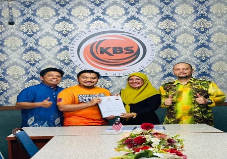 PENYERAHAN PROFIL ANUGERAH PERDANA BELIA NEGARA (APBN) PERINGKAT NEGERI JOHOR OLEH CALON WAKIL DAERAH PONTIAN