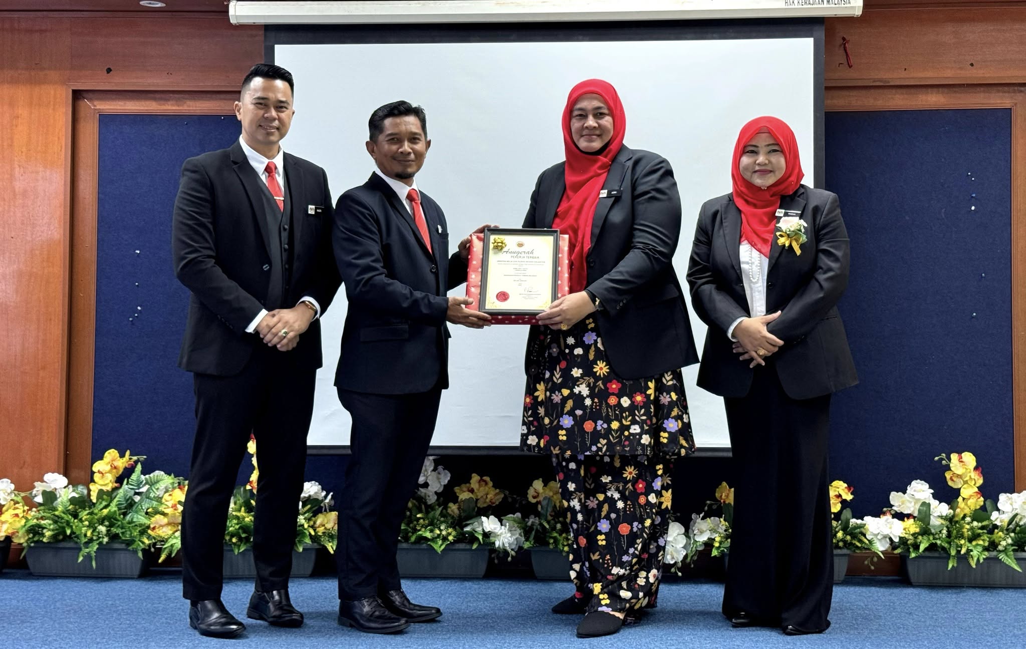 DUA KAKITANGAN PEJABAT BELIA DAN SUKAN DAERAH BACHOK TERIMA ANUGERAH PEKERJA TERBAIK BULANAN