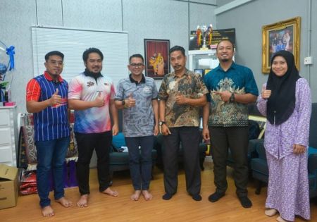 HAMPARAN KARPET BIRU OLEH DIPERTUA MAJLIS BELIA GUA MUSANG