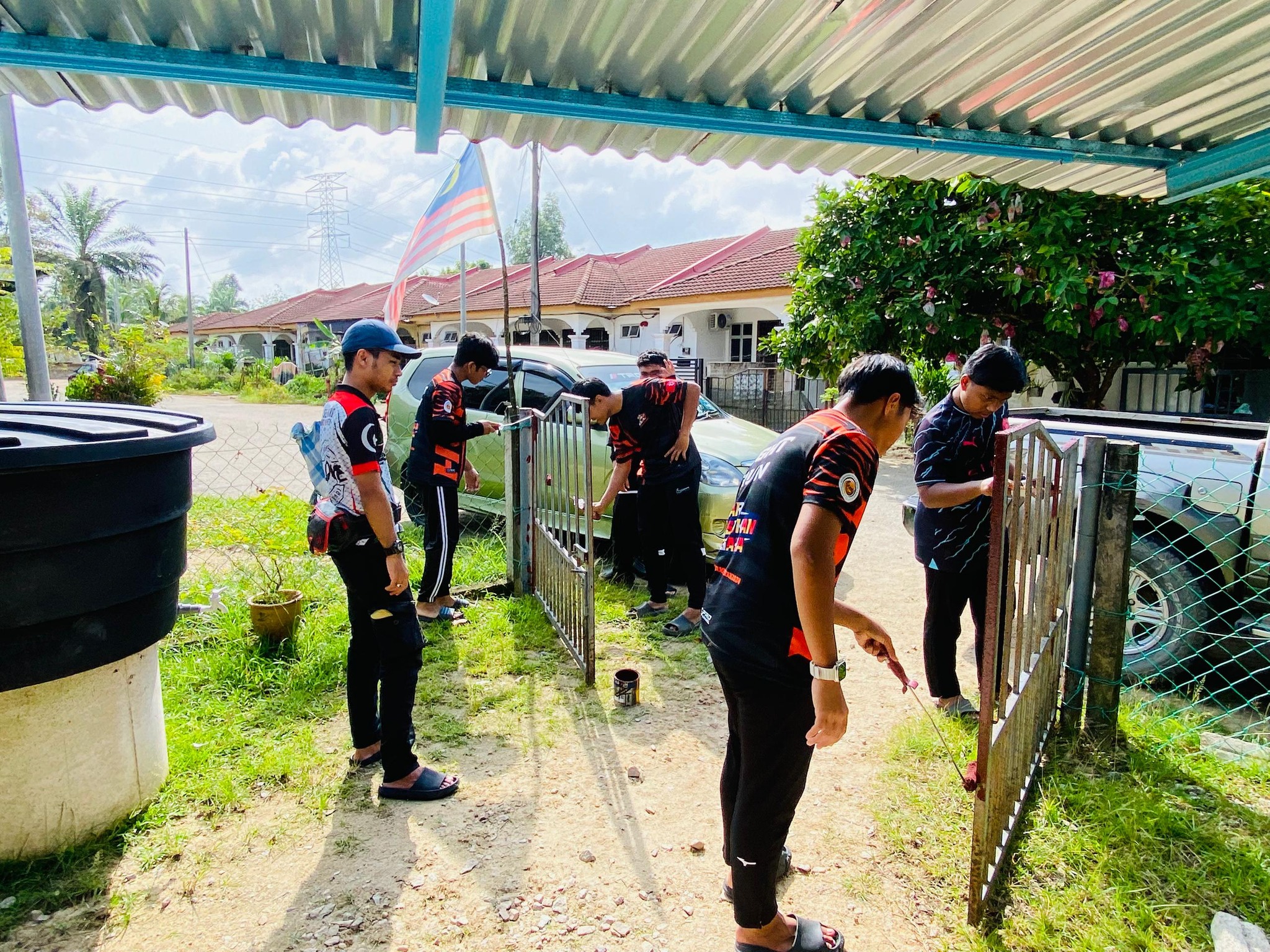 KELAB RAKAN MUDA BANDAR TANAH MERAH TURUN PADANG MEMBERSIHKAN SURAU AL-HUDA YANG DILANDA BANJIR