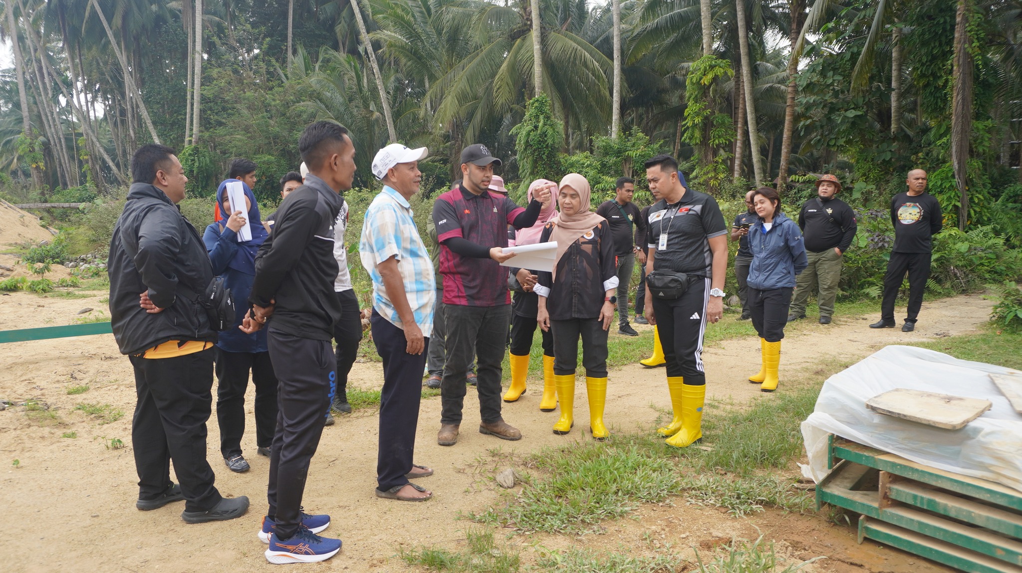 KETUA PENGARAH JBSN TINJAU PROJEK GELANGGANG FUTSAL DI TELUK RENJUNA, TUMPAT