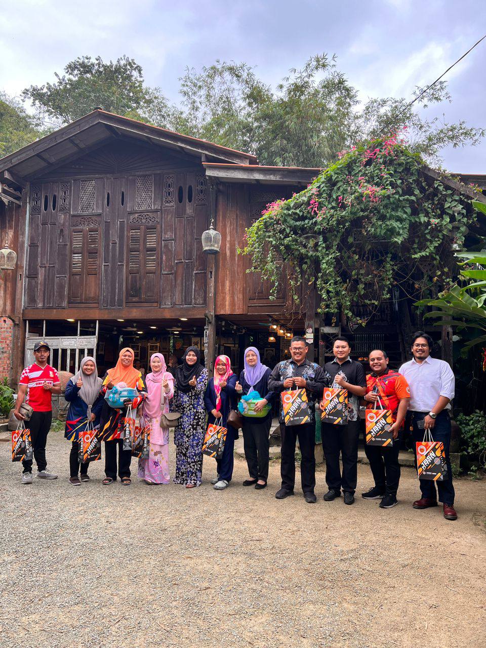 SELAMAT BERSARA DIUCAPKAN KEPADA PUAN WAN ROSLINDA BT WAN IBRAHIM,PEMBANTU BELIA DAN SUKAN DI PEJABAT BELIA DAN SUKAN DAERAH KOTA BHARU