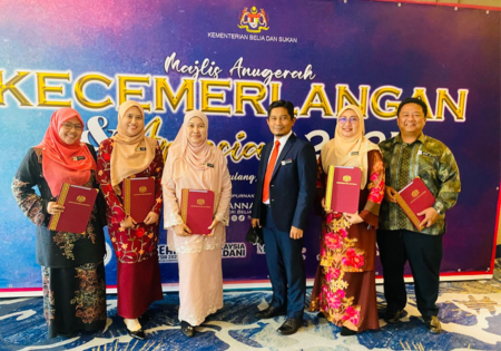 PUAN NURUL SYIFA TERIMA ANUGERAH PERKHIDMATAN CEMERLANG (APC) 2025
