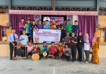 PROGRAM RAKAN MUZIK : RENTAK SENI SIRI 1 SEMARAKKAN BAKAT PELAJAR SMK PANGKAL KALONG