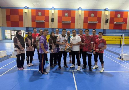 Perlawanan Persahabatan Badminton Eratkan Hubungan Dua Agensi 