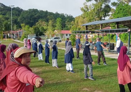  Warga Emas Aktif  Ayer Lanas Bersemangat Ikuti Senaman