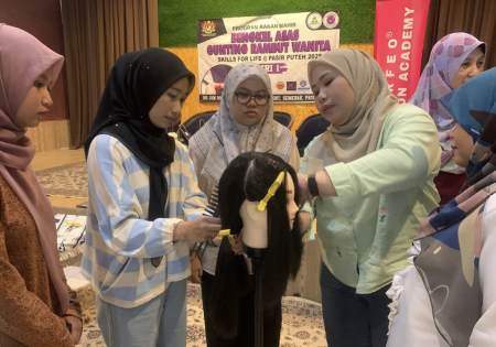 Program Rakan Mahir : Bengkel Asas Gunting Rambut Wanita Skills For Life @ Pasir Puteh Siri 1/2025 Menarik Minat Belia Pasir Puteh