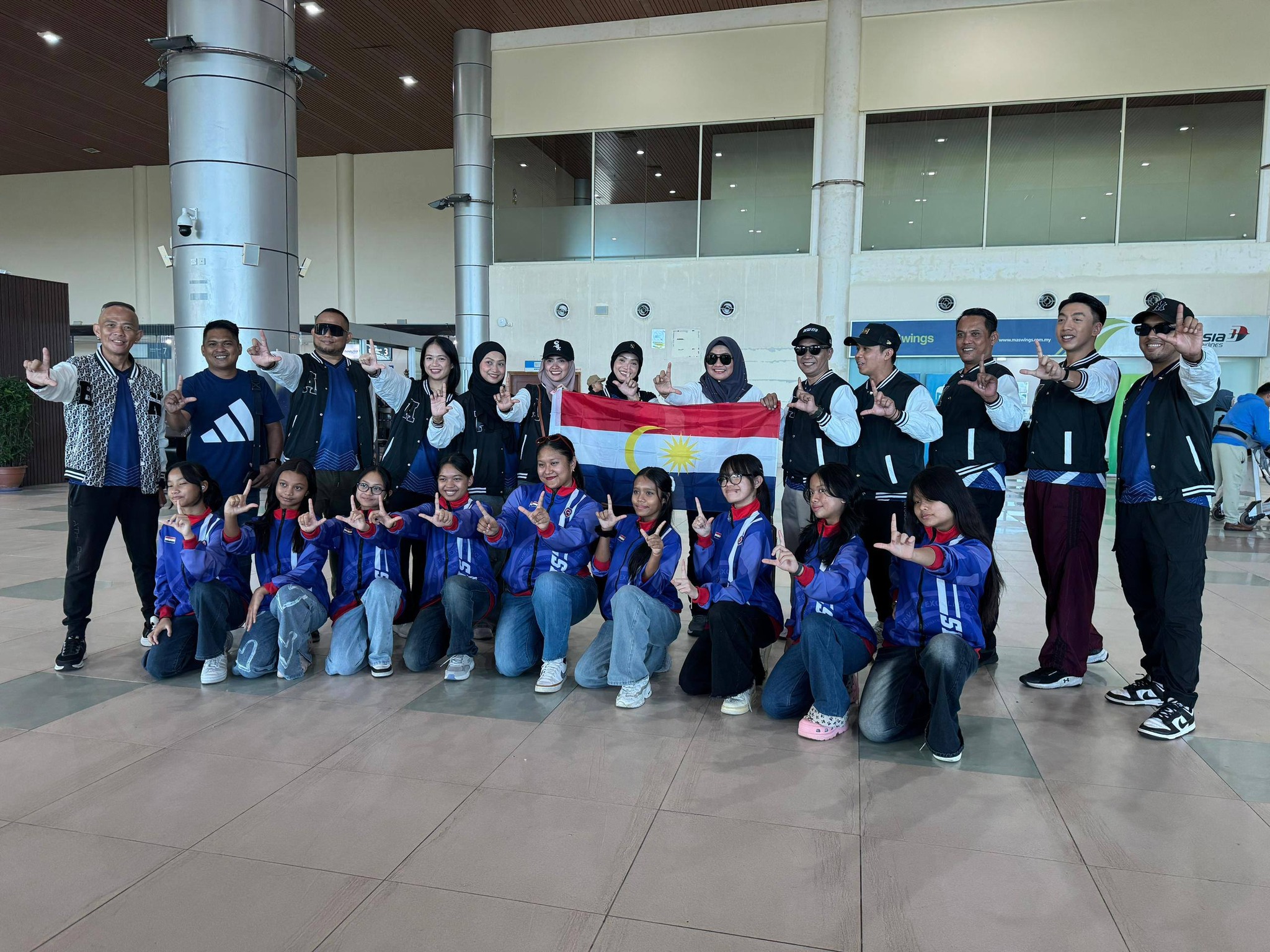 PASUKAN AEROBIC DANCE W.P.LABUAN BERANGKAT KE PERTANDINGAN AEROBIC DANCE PERINGKAT KEBANGSAAN D SHAH ALAM