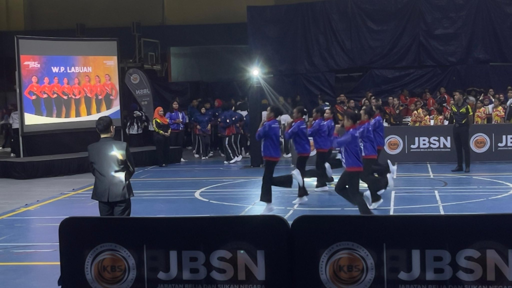 SHAH ALAM, 20 Disember - Pasukan remaja WP Labuan bawah 18 tahun berjaya mengikut jejak langkah pasukan senior apabila turut layak ke pusingan akhir yang akan berlangsung esok di Dewan Pusat Sukan UiTM Shah Alam. Bertarung dengan 13 pasukan lain yang tida