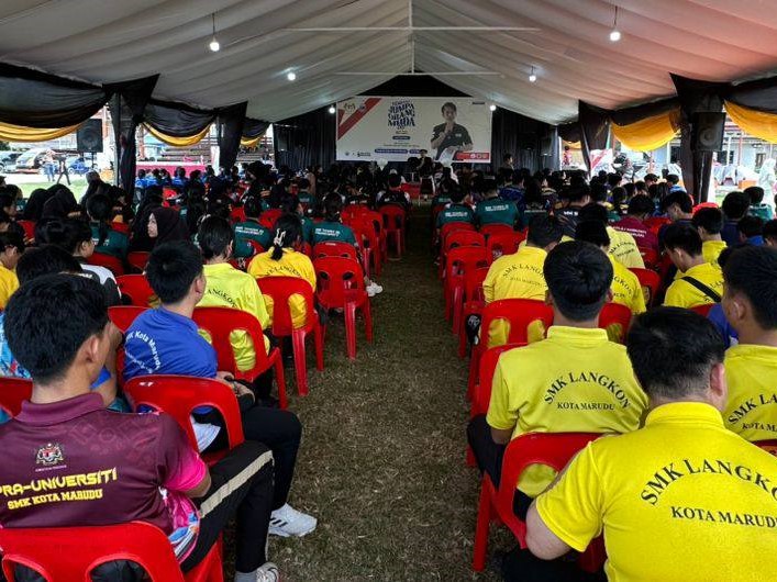 TAKLIMAT ROY, KOLEJ KOMUNITI DAN IKBN WARNAI PENUTUP KEMBARA JOM