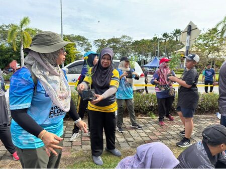 PEGAWAI DAN KAKITANGAN JBS WP LABUAN SERTAI PROGRAM SUKARELAWAN BFF SIRI 3 – PEMINDAHAN HASIL TANAMAN BUNGA SEMUSIM DI TAPAK BORNEO FLORA FESTIVAL