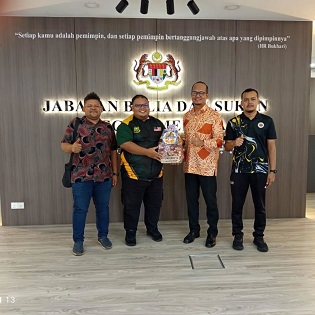 KUNJUNGAN HORMAT GERAKAN BELIA 4B KAWASAN ALOR GAJAH KEPADA PENGARAH JABATAN BELIA DAN SUKAN NEGERI MELAKA 