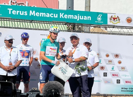 SIMBOLIK PENYERAHAN POKOK KEPADA PESERTA LTDL 2025