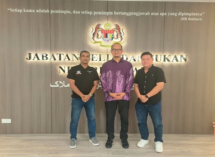 KUNJUNGAN HORMAT KELAB BOLASEPAK BEKAS PEMAIN NEGERI MELAKA KEPADA PENGARAH JABATAN BELIA DAN SUKAN NEGERI MELAKA 