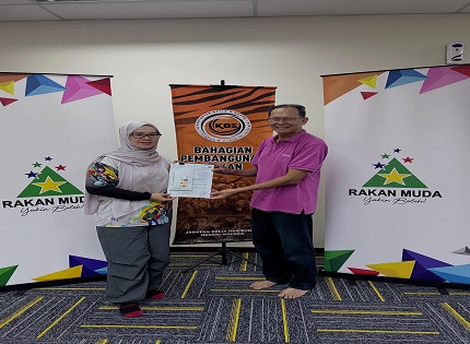 PENYERAHAN SIJIL PEMIMPIN ANUGERAH REMAJA PERDANA RAKAN MUDA