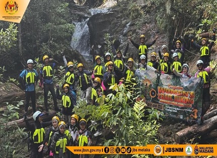 WANITA MELAKA TAWAN GUNUNG BELUMUT