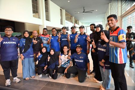 PERASMIAN PADANG STADIUM DARUL MAKMUR