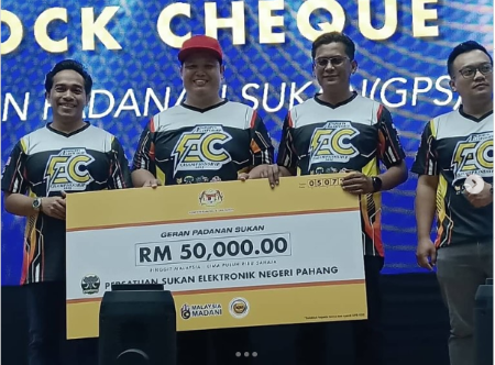 PERSATUAN SUKAN ELEKTRONIK NEGERI PAHANG TERIMA GERAN PADANAN SUKAN DARIPADA KBS