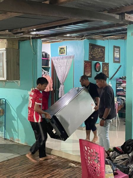 BELIA TURUN PADANG BANTU MANGSA BANJIR