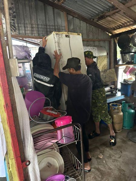 BELIA TURUN PADANG BANTU MANGSA BANJIR