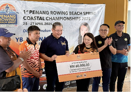 YB MENTERI BELIA DAN SUKAN MENYERAHKAN MOCK CHEQUE GERAN PADANAN SUKAN (GPS) KBS 2025 UNTUK 1ST PENANG ROWING BEACH COASTAL CHAMPIONSHIP!