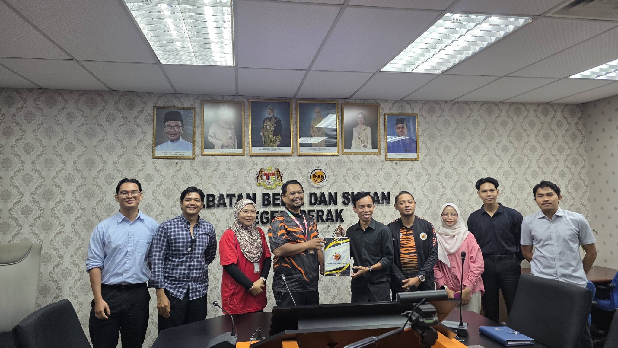 KUNJUNG HORMAT KELAB OLAHRAGA BAGIRUN KE JBSN PERAK