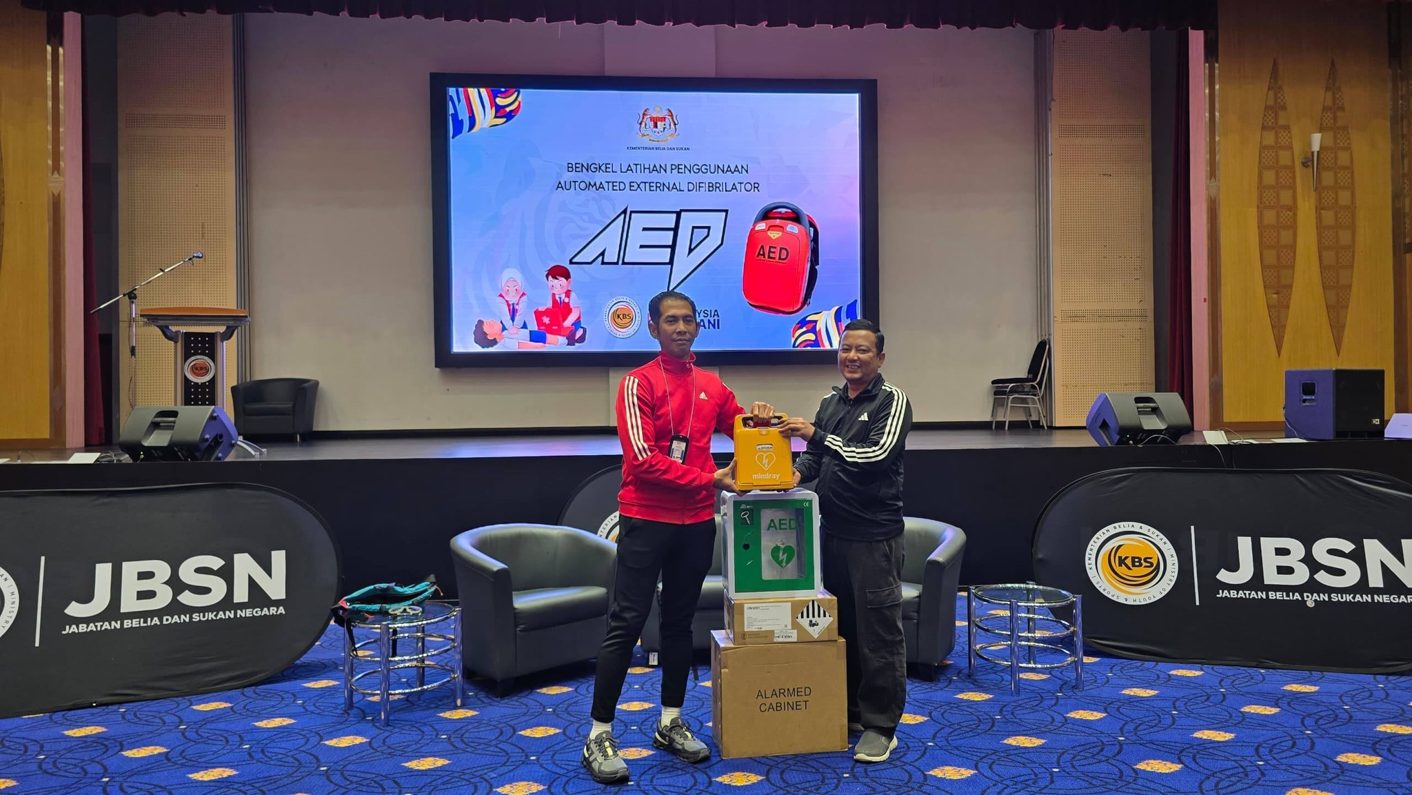 BENGKEL LATIHAN PENGGUNAAN AUTOMATED EXTERNAL DEFIBRILLATOR (AED)