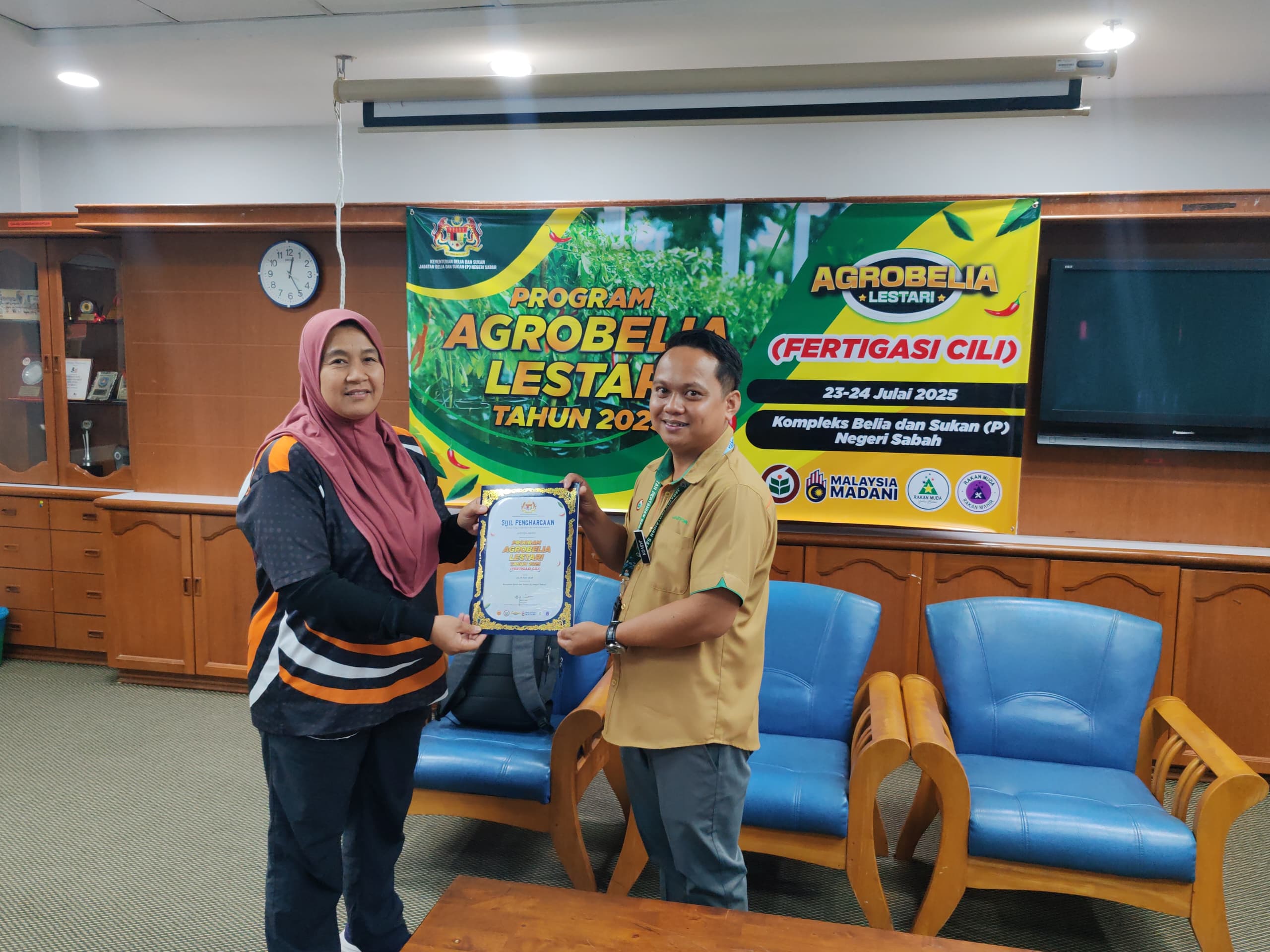 HARI PERTAMA PROGRAM AGROBELIA LESTARI : FERTIGASI CILI BERMULA LANCAR