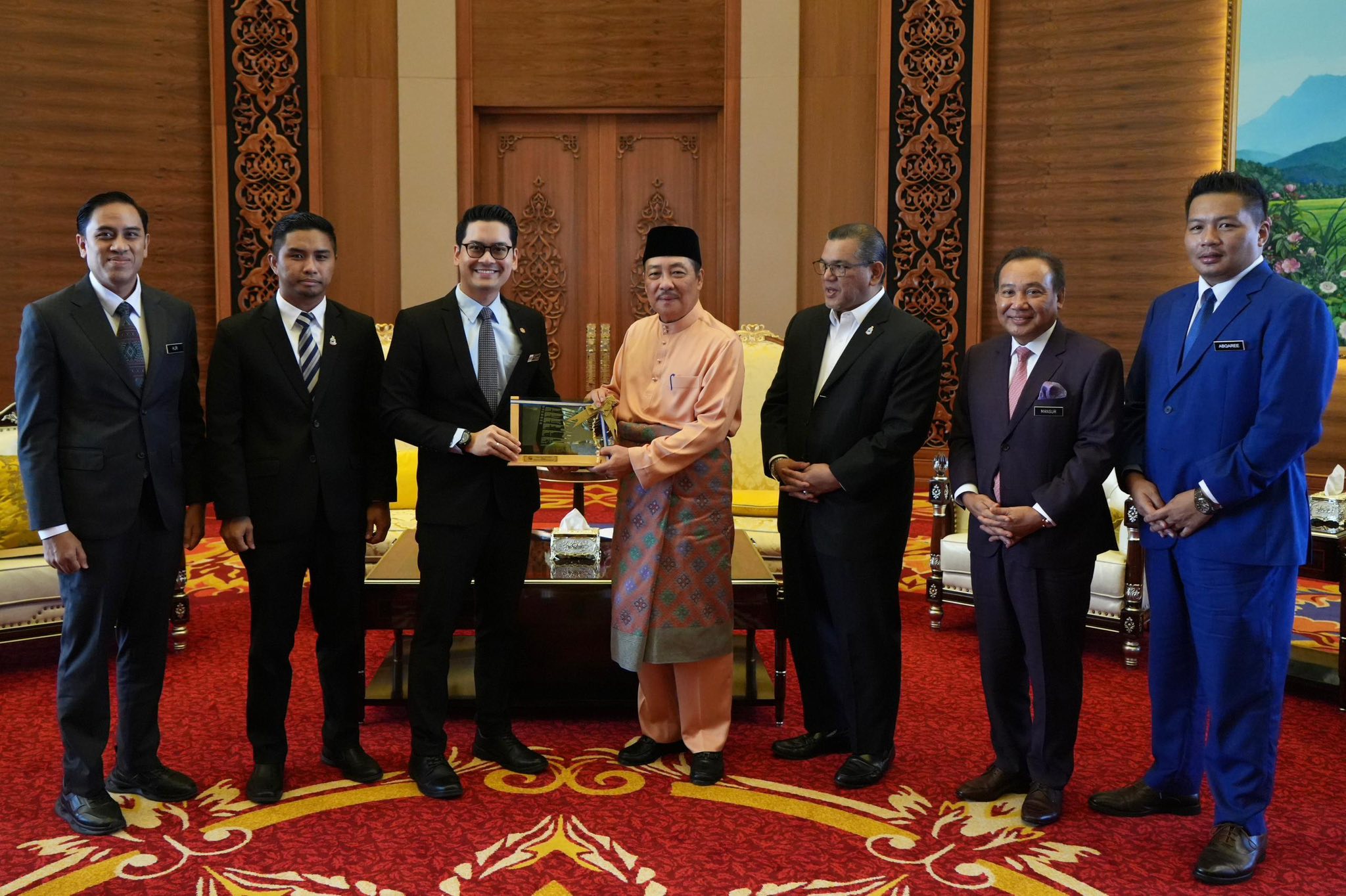 KUNJUNG HORMAT MENTERI BELIA DAN SUKAN MALAYSIA KEPADA KETUA MENTERI SABAH PERKUKUH AGENDA BELIA DAN SUKAN