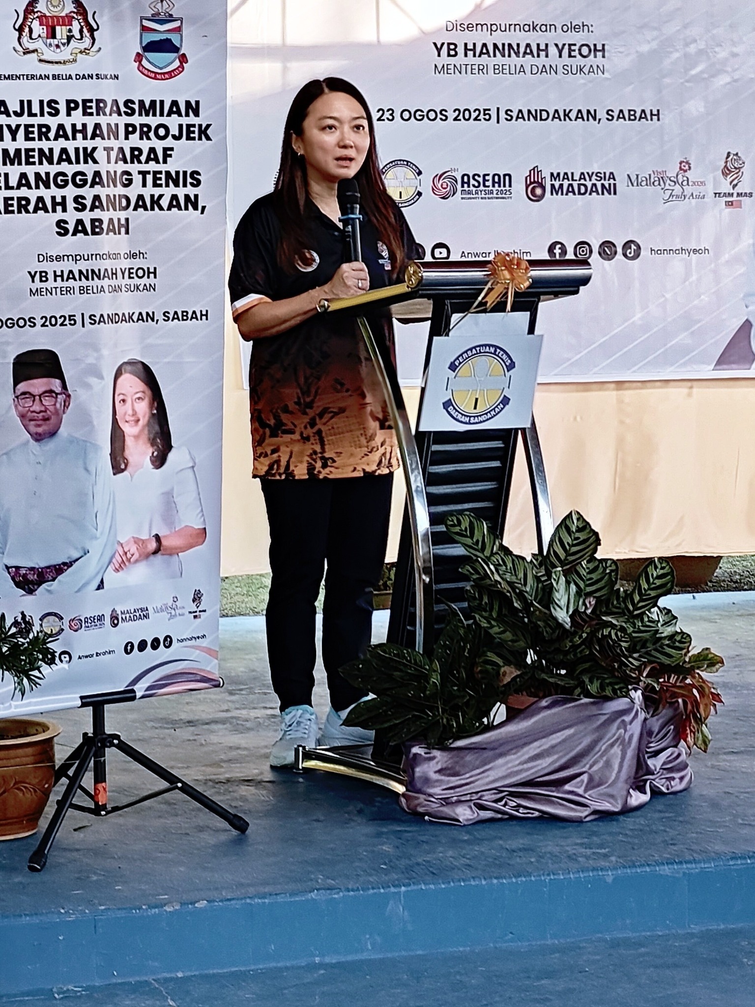 MAJLIS PERASMIAN PENYERAHAN PROJEK MENAIKTARAF GELANGGANG TENIS DAERAH SANDAKAN
