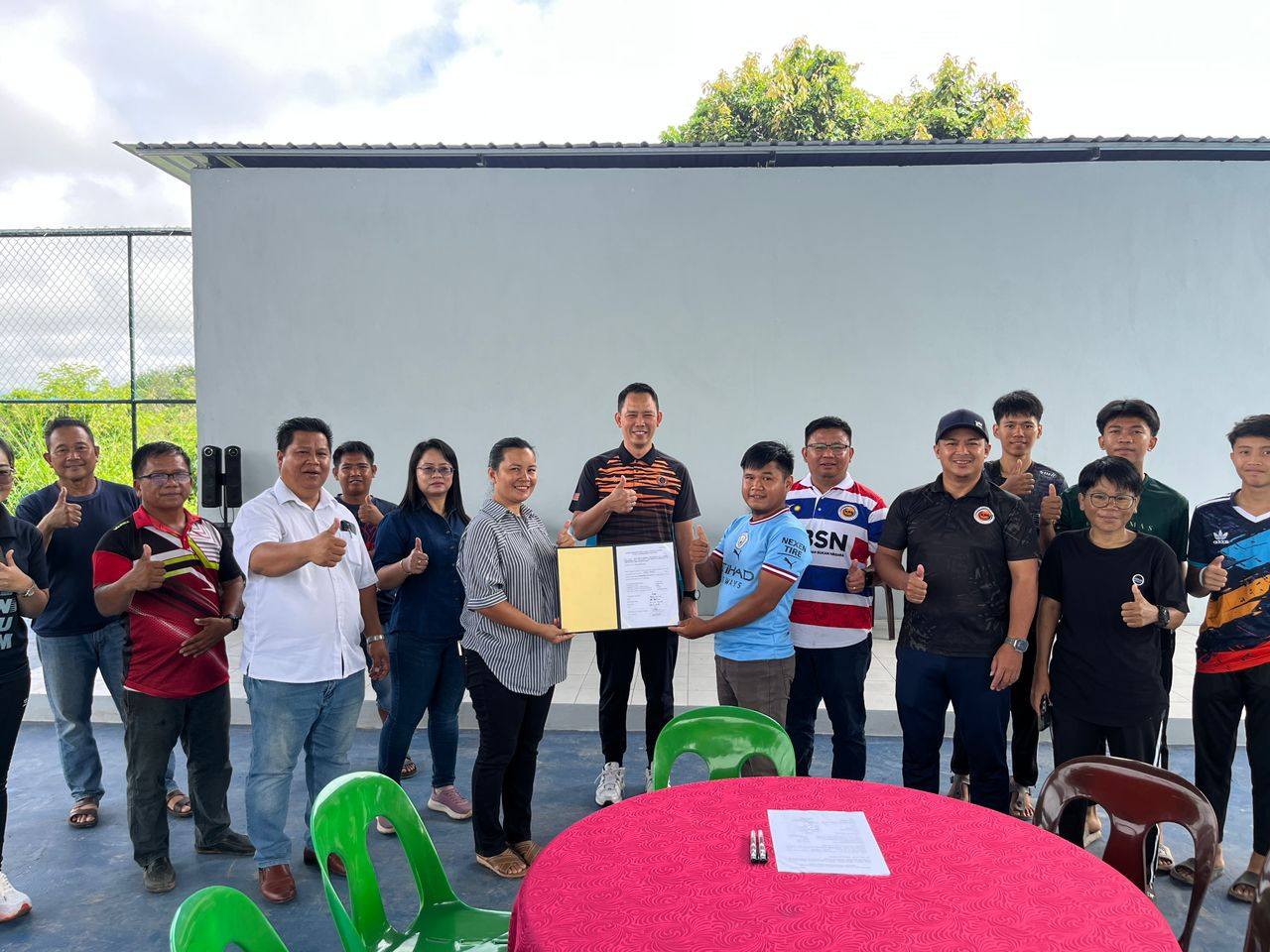 MAJLIS PENYERAHAN GELANGGANG BOLA TAMPAR BERBUMBUNG KAMPUNG BIAH SKIM, KENINGAU