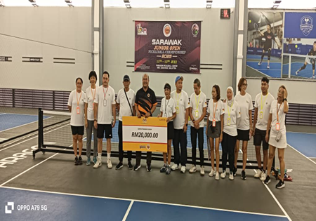 Persatuan Pickleball Sarawak Terima Geran Padanan Sukan Daripada KBS
