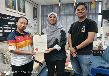 Penyerahan Sijil Kepada Kelab Belia Perkasa Layar