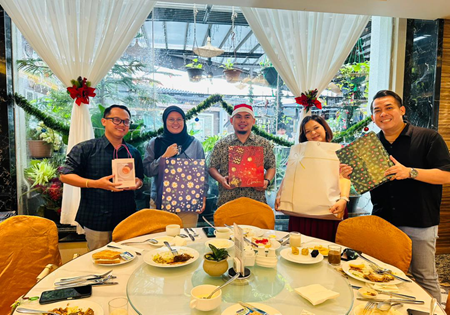 Semarak Perayaan: Majlis Pra Krismas dengan Aktiviti Pertukaran Hadiah