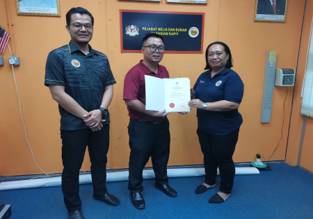 Penyerahan Sijil Pendaftaran Kepada Kelab Muaythai Matak Kayau