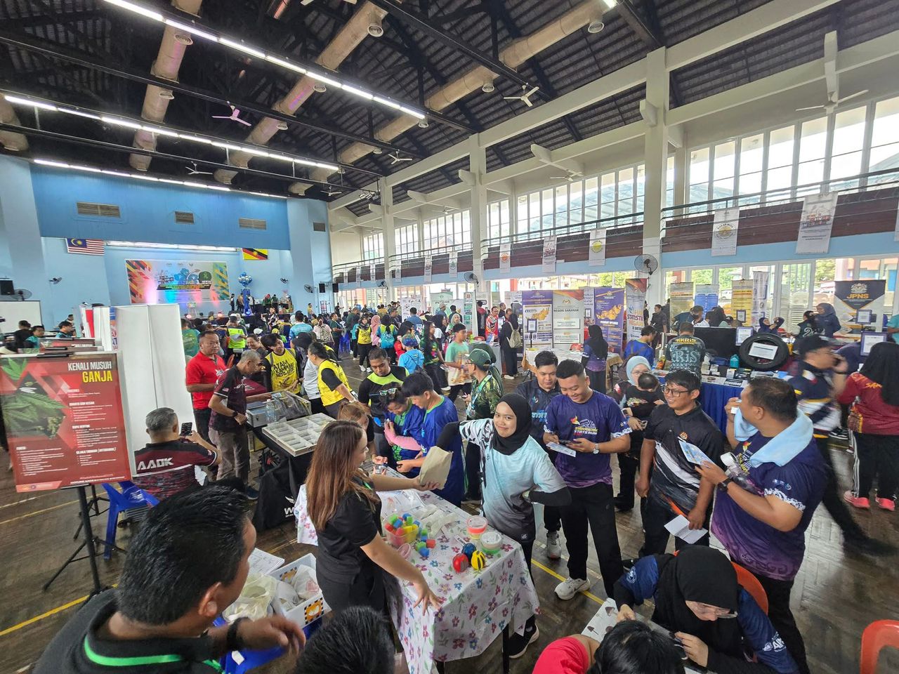 HARI SUKAN NEGARA PERINGKAT BAHAGIAN LIMBANG MENYEMARAKKAN LAGI PERPADUAN KAUM MELALUI AKTIVITI SUKAN 