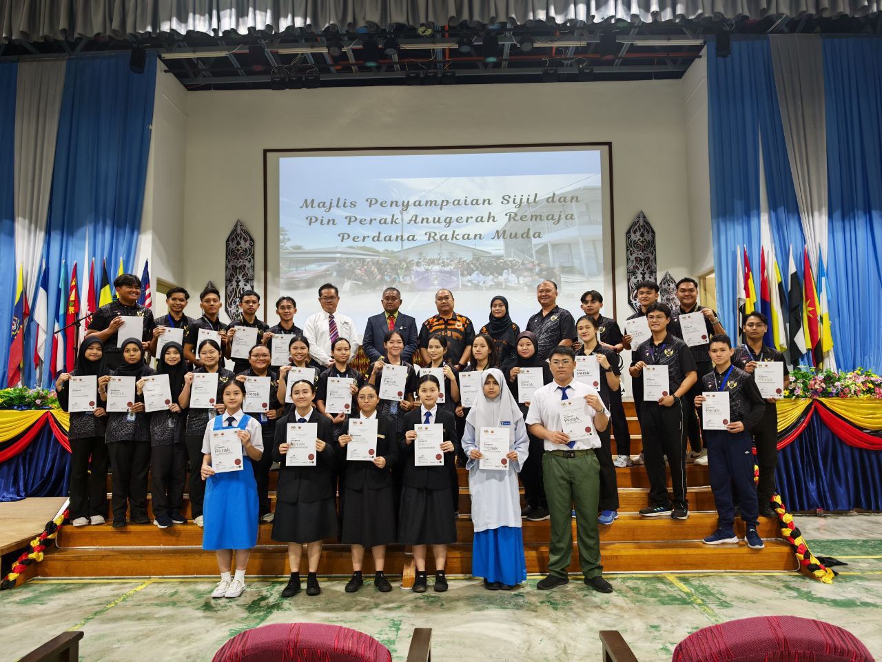 MAJLIS PENYAMPAIAN SIJIL DAN PIN TAHAP PERAK ANUGERAH REMAJA PERDANA RAKAN MUDA (ARPRM) DI KOLEJ TUN DATU TUANKU HAJI BUJANG