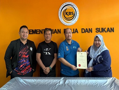 PENYERAHAN SIJIL PENDAFTARAN MARZUQ DART CLUB