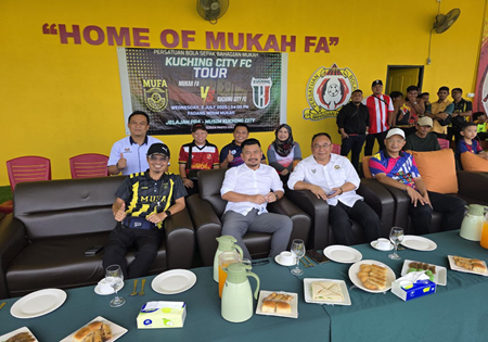 PERLAWANAN PERSAHABATAN BOLA SEPAK ANTARA MUKAH FA DAN KUCHING CITY FC