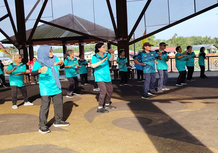 DEKATKAN WARGA EMAS DENGAN AKTIVITI KECERGASAN