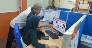 PARA PEGAWAI BELIA DAN SUKAN SAMARAHAN ‘MULTITASKING’ MEREKABENTUK POSTER BAGI PROGRAM RAKAN MASJID X RAKAN MUDA RAMADAN 2026 PERINGKAT NEGERI SARAWAK