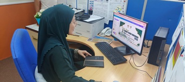 PARA PEGAWAI BELIA DAN SUKAN SAMARAHAN ‘MULTITASKING’ MEREKABENTUK POSTER BAGI PROGRAM RAKAN MASJID X RAKAN MUDA RAMADAN 2026 PERINGKAT NEGERI SARAWAK