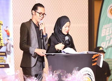 SENTUHAN PROFESIONAL DALAM PENGACARAAN: PUAN NORLIATI DAN EN. RAHMAT SERLAHKAN KARISMA DI SAMBUTAN HARI BELIA NEGARA PERINGKAT NEGERI SARAWAK 2025